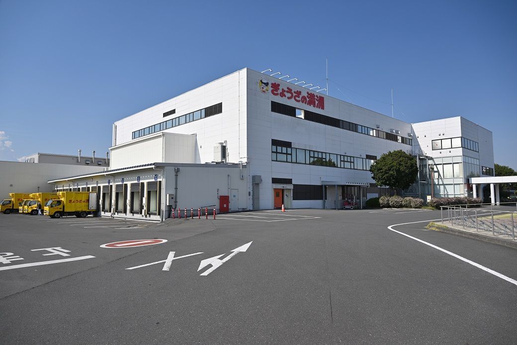 ぎょうざの満洲本社・川越工場。左に見える黄色のトラックで店舗に配送する（撮影：風間仁一郎）