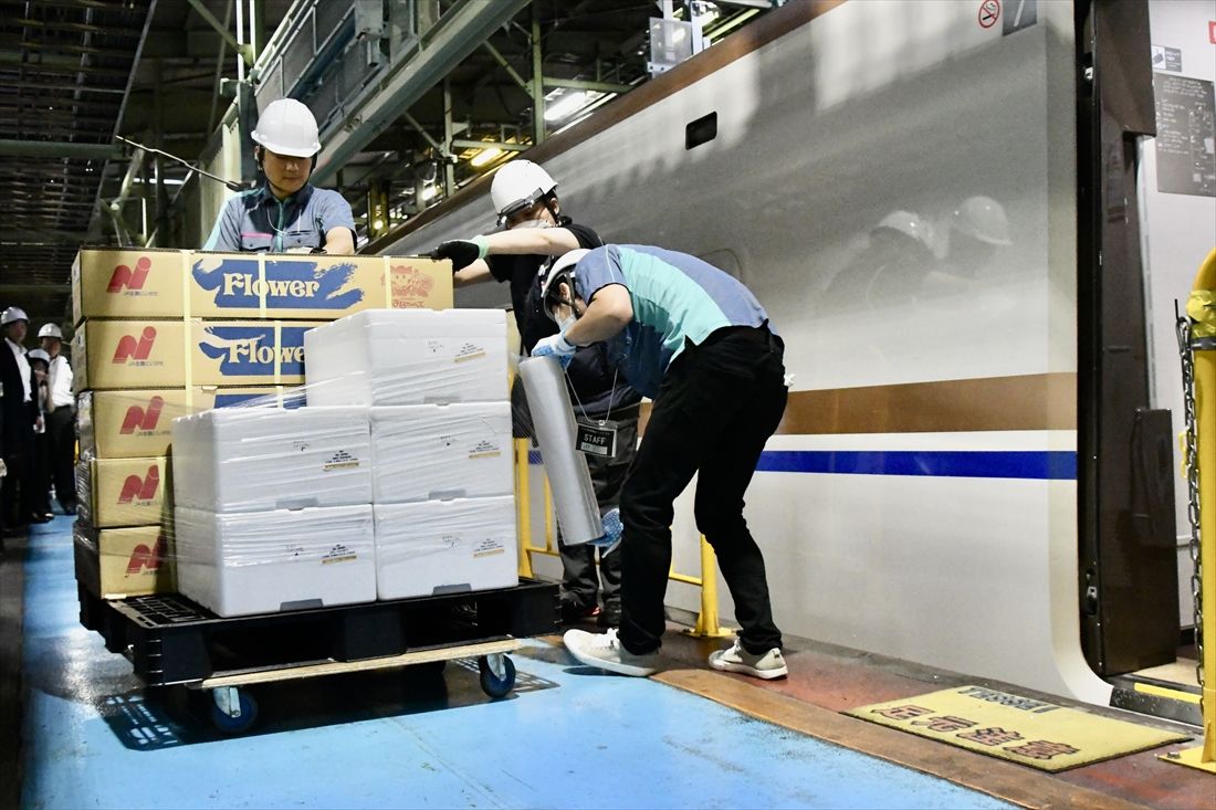 新幹線荷物輸送 荷物を台車に積む