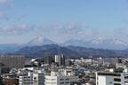 市街地の向こうに日光連山が見える
