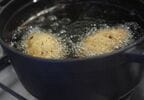 揚げ油へ。