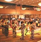 宴会場での夏祭りの様子