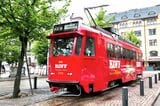 旧型トラムで運行のヘルシンキ観光ビール電車（筆者撮影