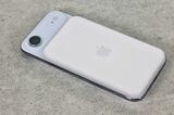 iPhone Air MagSafeバッテリーを付けた様子