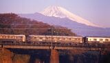 富士山をバックに走る「オリエント・エクスプレス」（撮影：南正時）