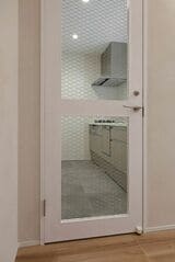 キッチンにはドアを付け、独立した空間に