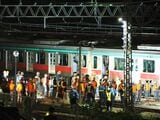 夜間も現場調査と復旧作業は続き、10月6日の深夜に運転を再開した＝2025年10月6日（記者撮影）