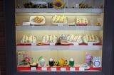 大須本店の店前には、昭和レトロなショーケースがある（筆者撮影）