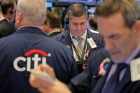 NYダウ､終値で初の2万6000ドル突破 企業の好業績期待から幅広い業種が買われる