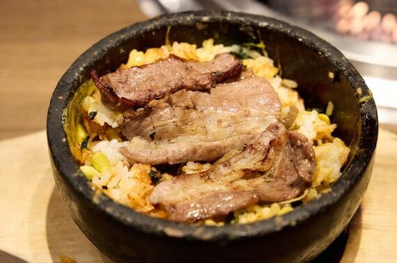 石焼ビビンバにカルビをトッピング