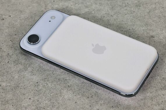 iPhone Air MagSafeバッテリーを付けた様子