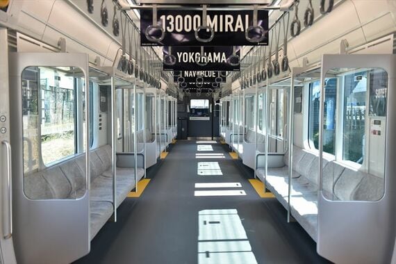 相鉄13000系 車内