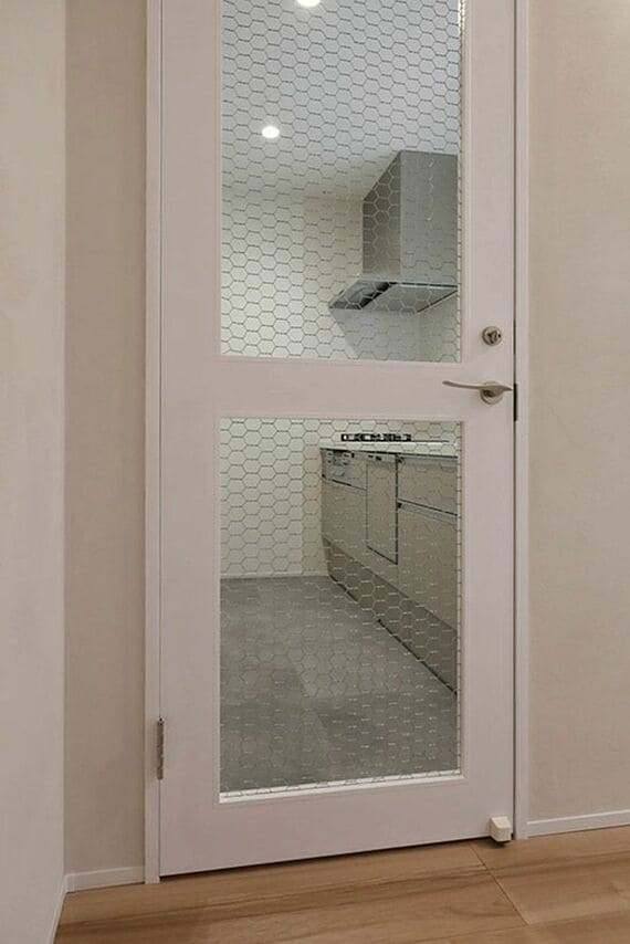 キッチンにはドアを付け、独立した空間に