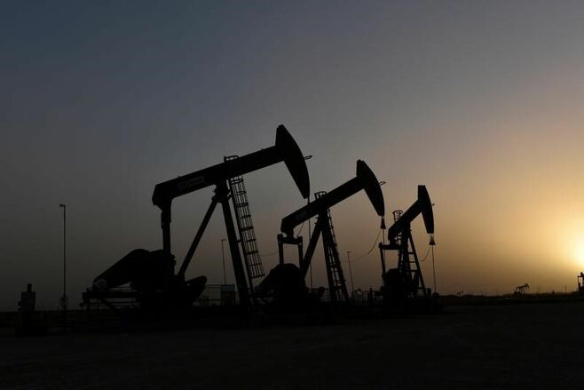 原油先物は需給悪化で3％安､OPEC産油量も増加