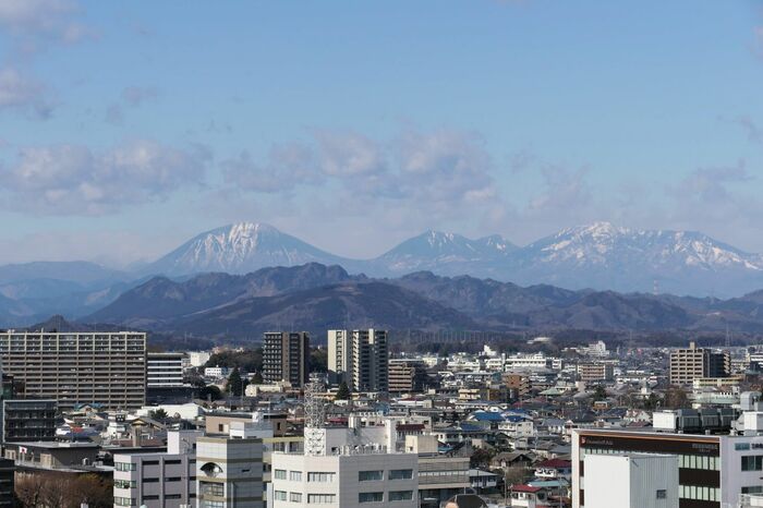市街地の向こうに日光連山が見える