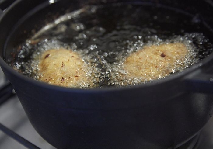揚げ油へ。