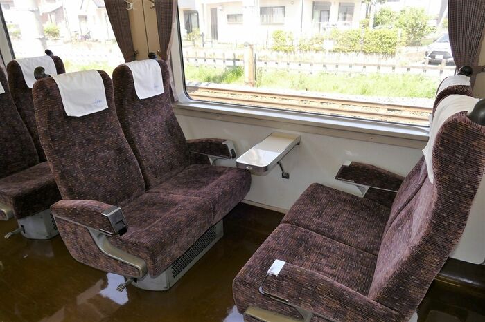 向かい合わせにした座席