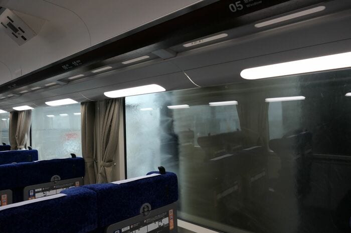 12000系の車内から見た洗車の様子