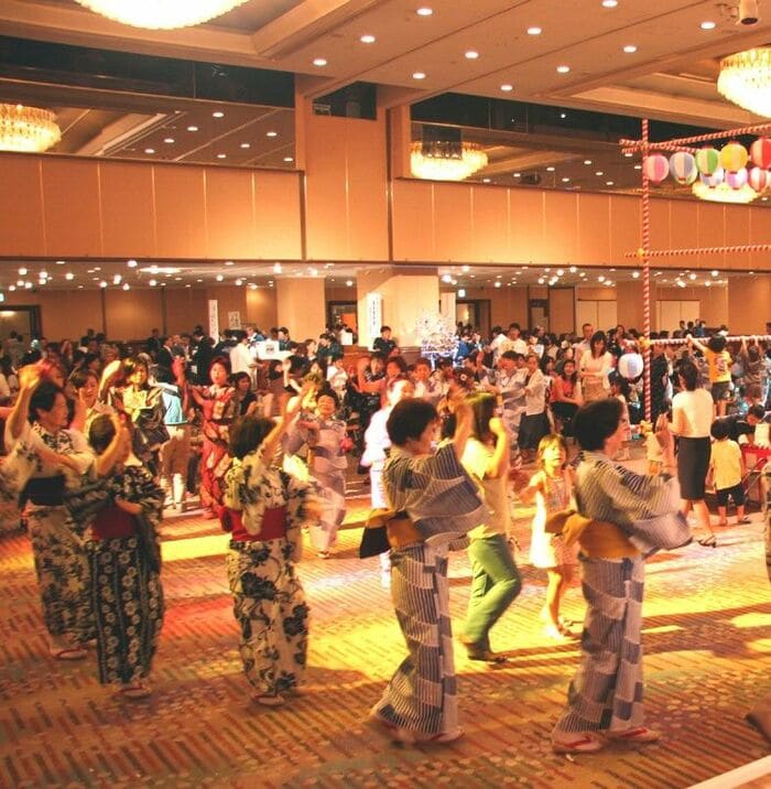 宴会場での夏祭りの様子