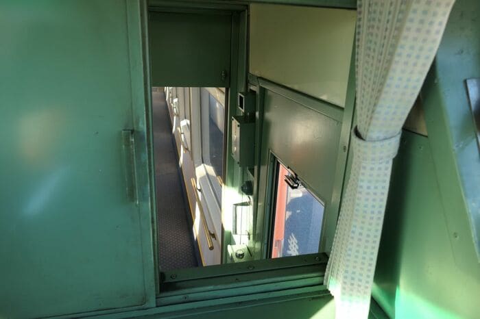 運転席の背面にも小窓