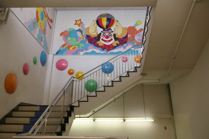 「屋上憩いの広場」へ上がる階段