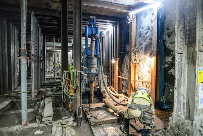 トンネルを下受けするための杭を打つ作業