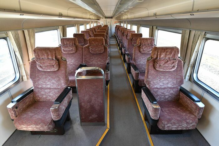 クロ381形の室内。グリーン車は2+1列の