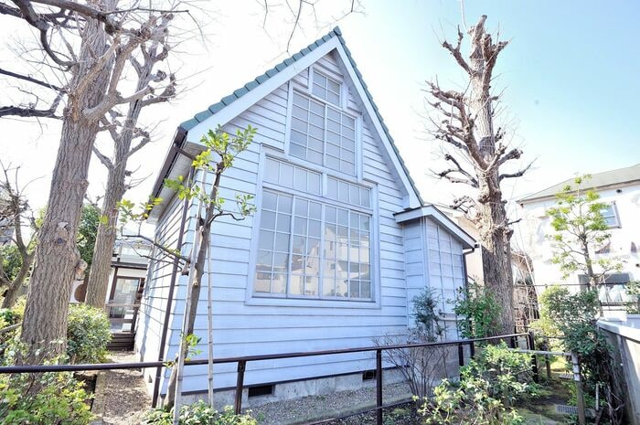 直射日光を避け北側に窓がある（佐伯祐三アトリエ記念館）