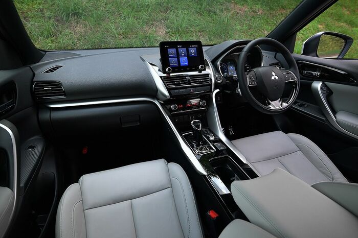 メーカーオプションとして、内装色はブラックのほか、ライトグレーも新たに設定（写真：三菱自動車工業）