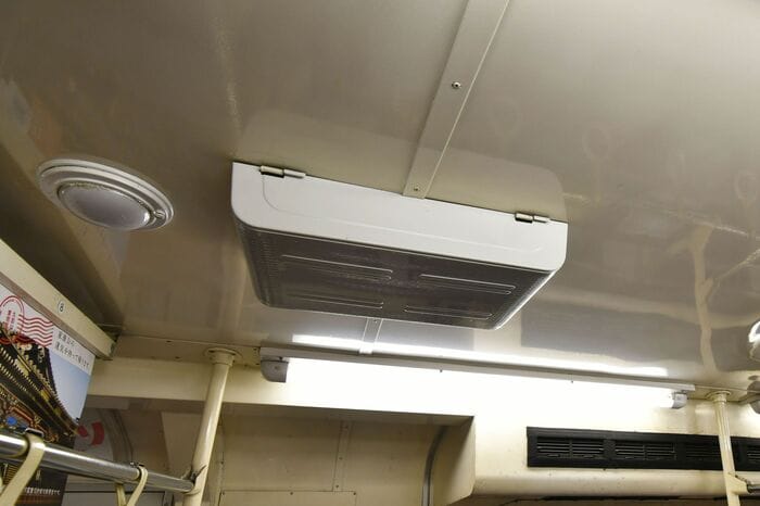 車内放送用のスピーカーと停電時の非常灯（左）