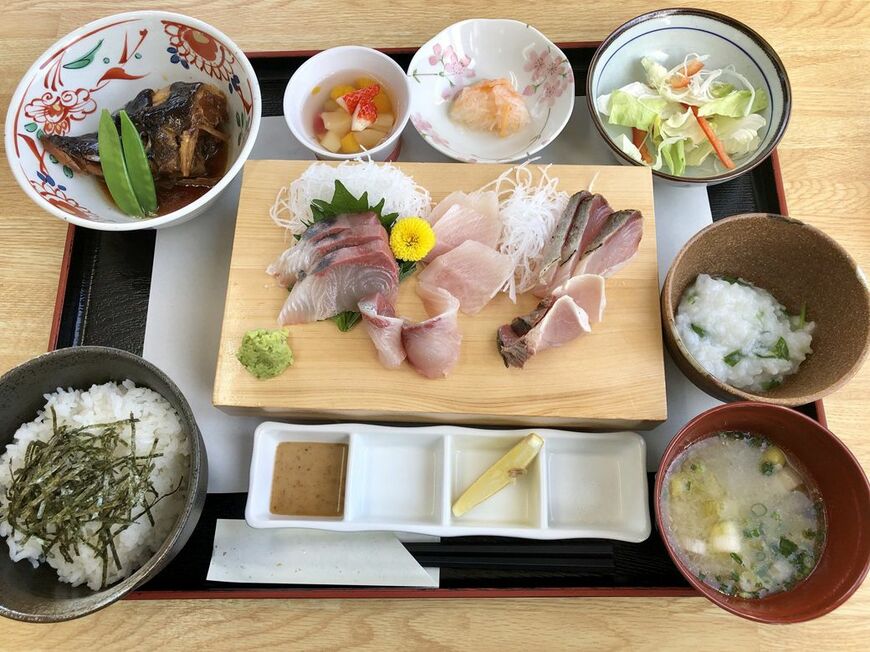 「味処 海の桜勘」の「西郷どん定食」はカンパチの刺身、炙り、あら煮、味噌汁がずらりと並ぶカンパチ尽くしの定食（写真：著者撮影） 