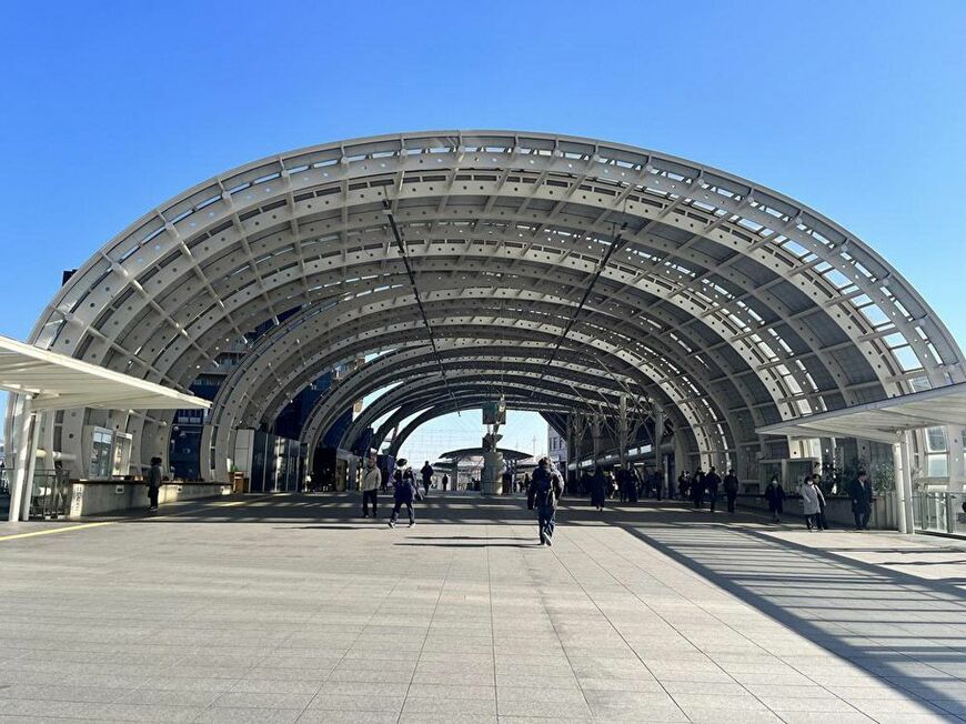 アーチ状の屋根はさいたま新都心駅のシンボル（筆者撮影）