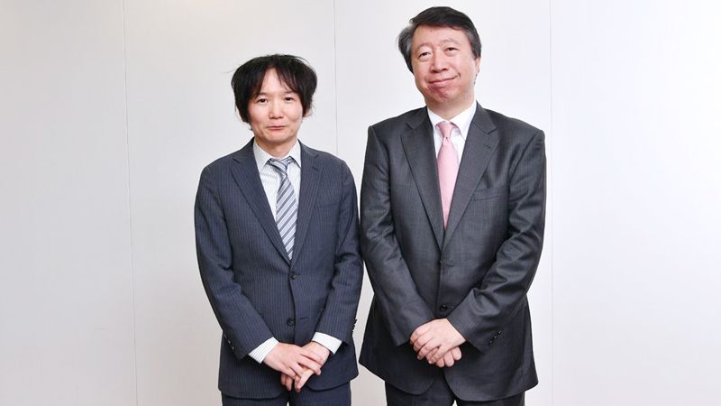 AIやRPAは今後5年でiPhoneのように爆発的に普及する。日本の雇用に詳しいリクルートワークスの大久保幸夫所長（右）は、｢悪魔のシナリオ｣が実現する可能性を指摘する（撮影：風間仁一郎）
