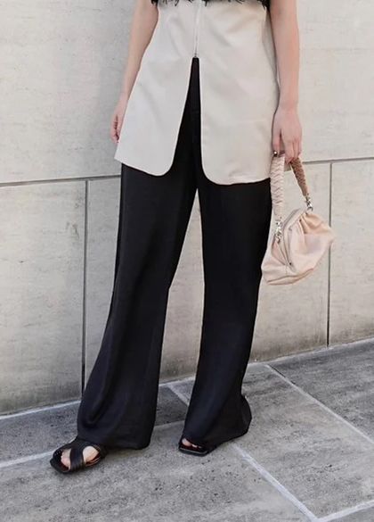 黒いパンツに合わせてトーンを揃える