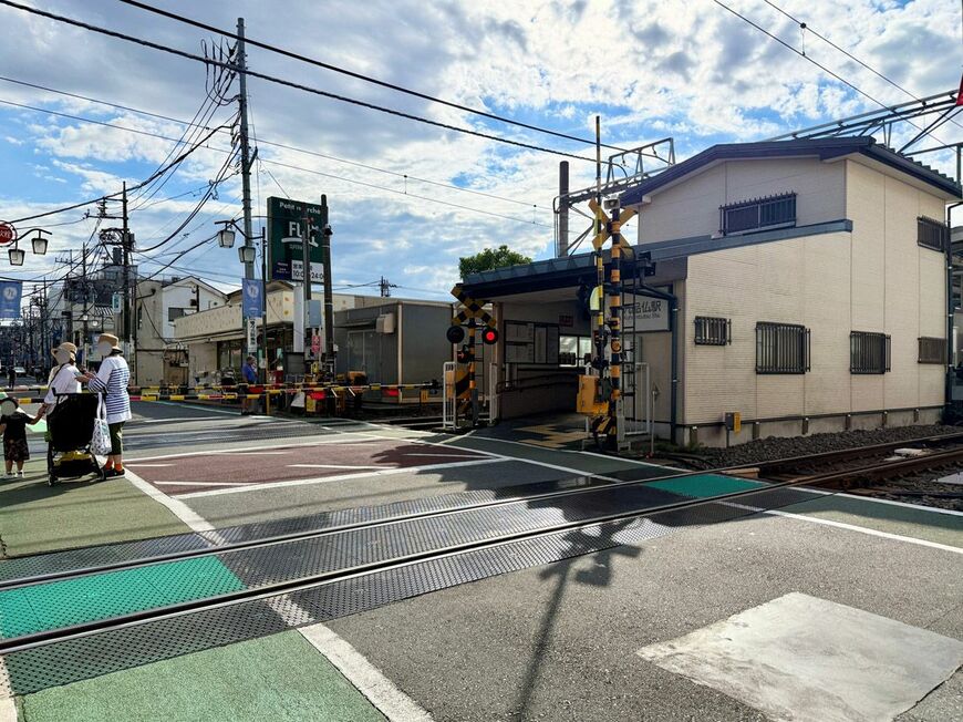 改札口の目の前に踏切がある。駅舎は随分こぢんまりとしている
