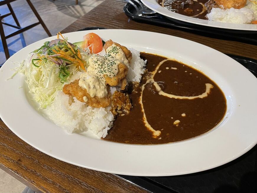 「中町フードホール」（都城市）のチキン南蛮カレー。意外にも、カレーとチキン南蛮は相性が良い（写真：筆者撮影）
