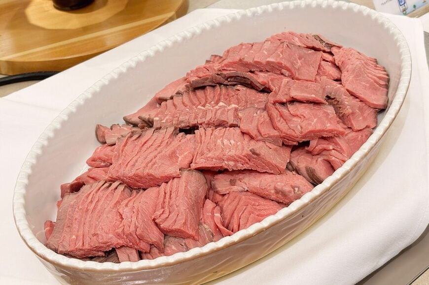 オーバルプレートには、てんこもりのローストビーフ。サーロイン肉を低温でオーブン焼きした逸品（筆者撮影） 