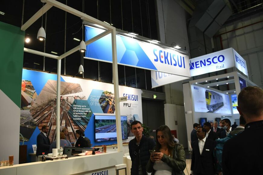 積水化学工業のブース。合成木材製の枕木に強み（記者撮影）