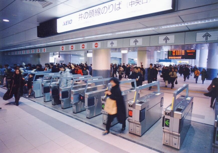 渋谷駅改良工事完成当日の中央口改札。自動改札機がずらりと並ぶ＝1997年（写真：京王電鉄）