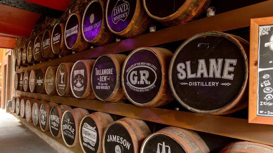 世界5大ウイスキーの1つに数えられ、かつては世界一の生産量を誇ったものの、この100年近く、ほぼ世界の市場から消えていたアイリッシュウイスキー。それが近年、急速に販売量を増やし、人気が復活しつつあるのです。酒飲みなら今こそ知るべし、アイリッシュウイスキー復活の物語を（写真／椙本裕子＜【Q6】、店舗＞）