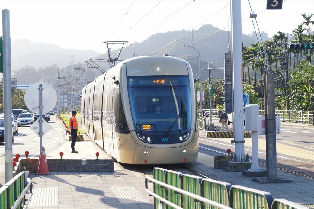安坑LRT車両