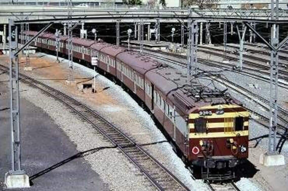 1990年代の南アフリカの近郊列車。現在は治安悪化で観