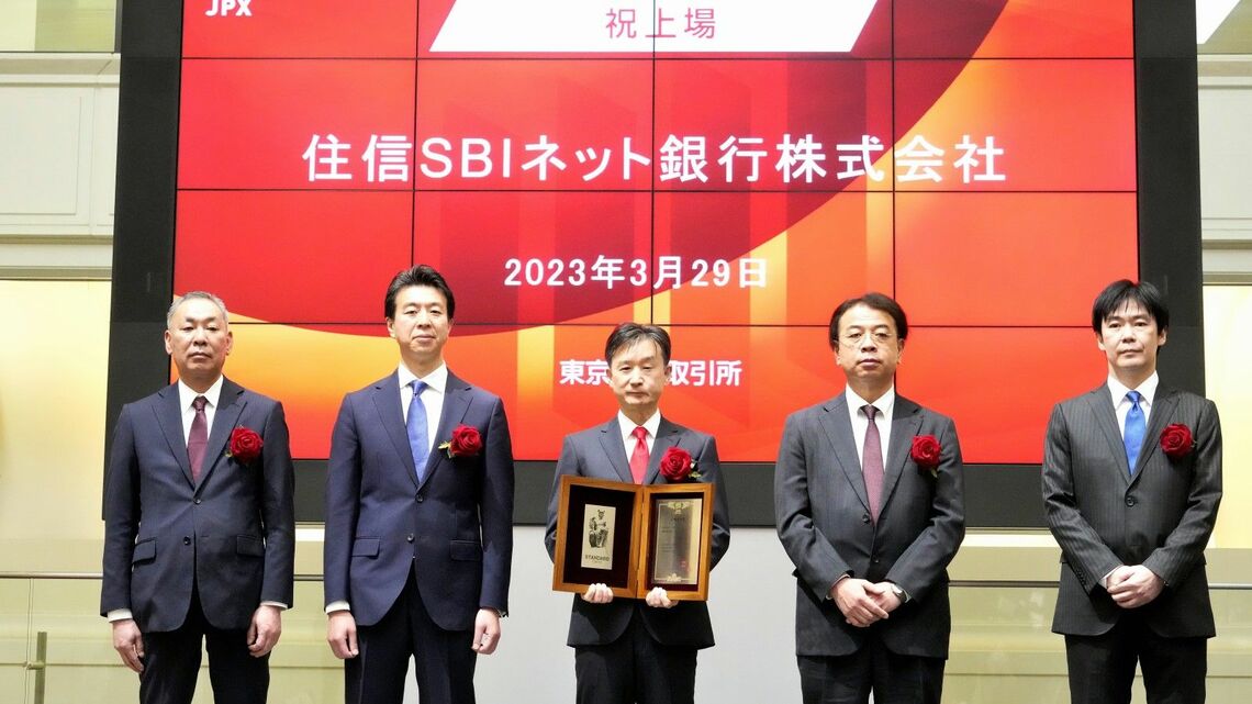 住信SBIネット銀行の上場会見で壇上に立つ円山法昭社長