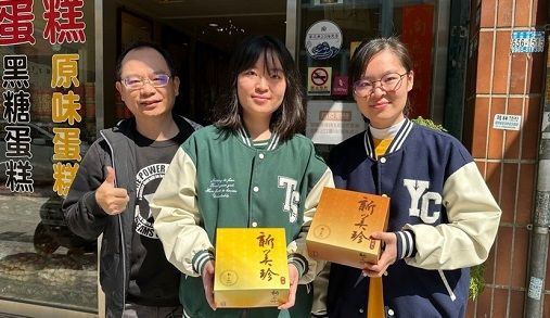廟に向かう前にケーキを買いにきた李姉妹とお父さん （写真：筆者撮影）
