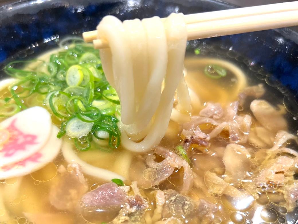 麺はこんな感じだ。一本一本が結構長く、つるんとした喉越しを楽しめる（写真：編集部撮影）