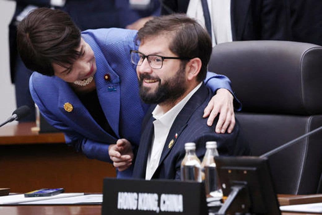 チリのガブリエル・ボリッチ大統領と親しげにコミュニケーションをとっていた（画像：高市早苗公式Xより）