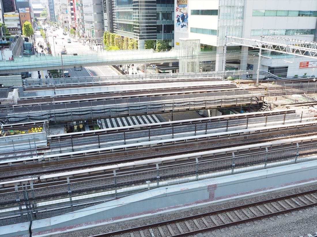 移設後の状態。桁が移動したことで道路の横断歩道が見える（記者撮影）