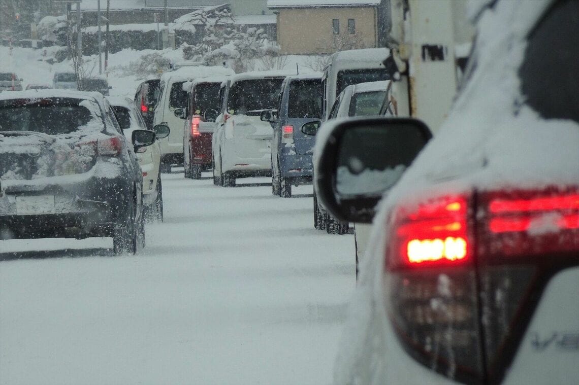 1台のクルマが原因で大規模な立ち往生が発生することも（写真はイメージ、yamahide / PIXTA）