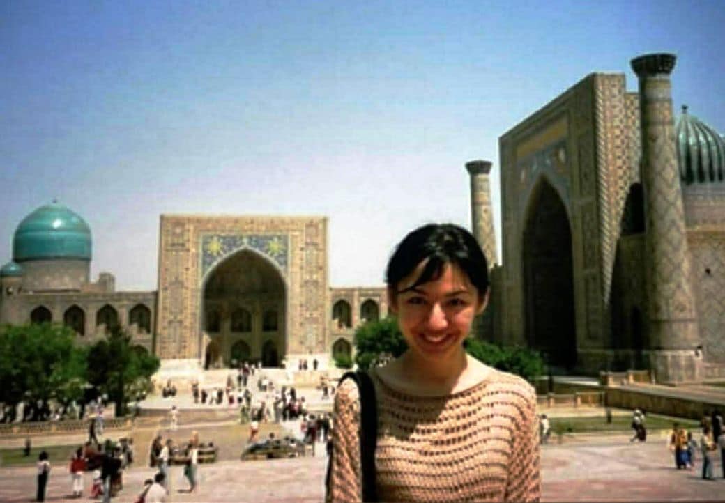 ウズベキスタンでのガイド時代、世界遺産となっている古都サマルカンドにて（写真：オルズグルさん提供）