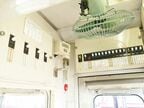 運転室内の扇風機と壁に並ぶスイッチ類
