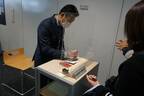 搭乗ゲートの手前で入国審査風の演出も